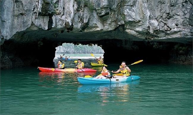 Kayaking paddles in Dark & Light Cave